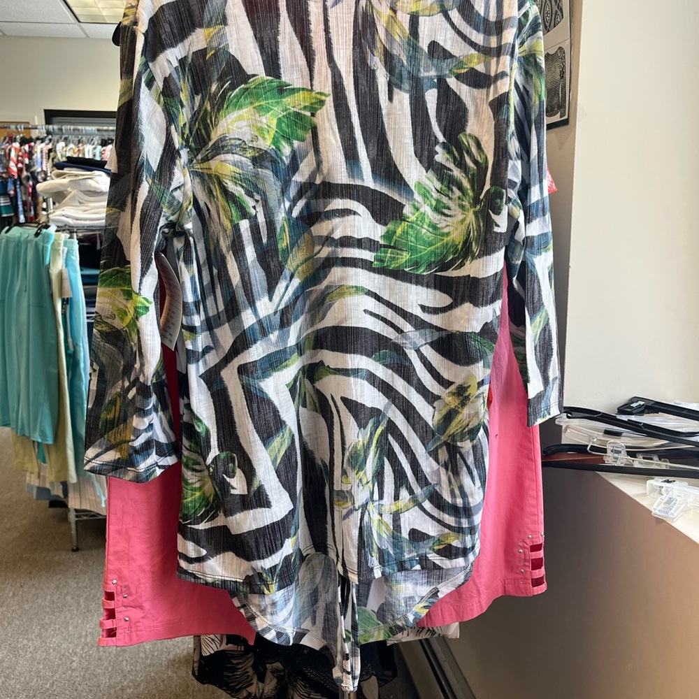 Onque Casuals Women's Tropical Print Top - Green and Black - Picture 2 of 7